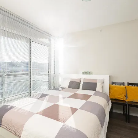 Coquitlam Center Bright & Modern 1BR Parking included Steps to SkyTrain | Pool & Gym Отели в г. Кокуитлам