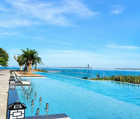 Wyndham Soleil 5-star apartment, balcony overlooking My Khe beach.