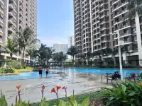Pool view studio-Sky House BSD near AEON & ICE- L3 - balcony