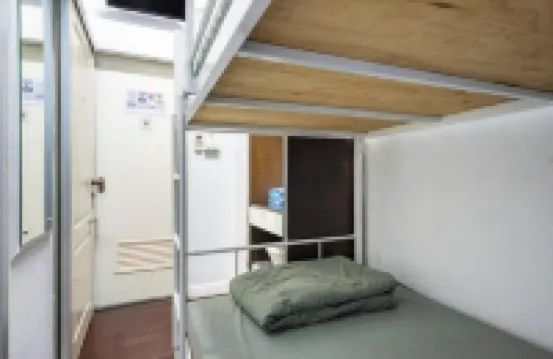 หนึ่งหนึ่งสามเจ็ด โฮสเทล