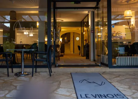 Hôtel Restaurant Le Vinois Отели в г. Лерм