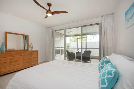 Beach Living at Island Pine Villas BLSE Отели рядом с достопримечательностью «Камана Бэй»