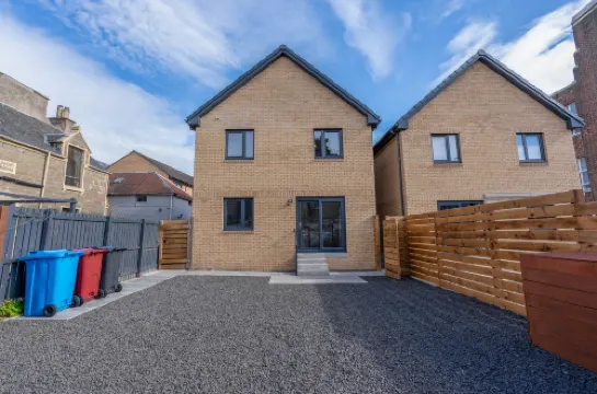 Lochee 2 - Large 4 Bedroom House with 6 Beds and 3 bathrooms, TVs in each room, Free Parking