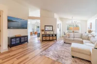 Modern Western Retreat Pet Friendly 4 bed 2 bath