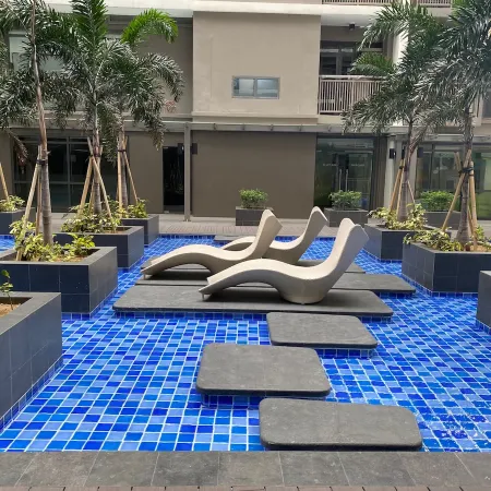 Gentry Manor - Bright Unit with Balcony near Okada & Airport - 6C