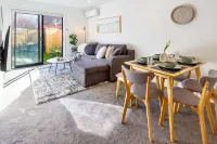CBD 2BR with Backyard - Walk Everywhere