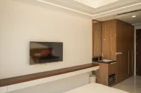 Elegant and Stylish Studio @Sky House BSD - balcón
