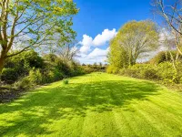 High Trees Guest House Gatwick & Airport Parking - parking