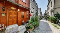 Wonder Wood Hotel