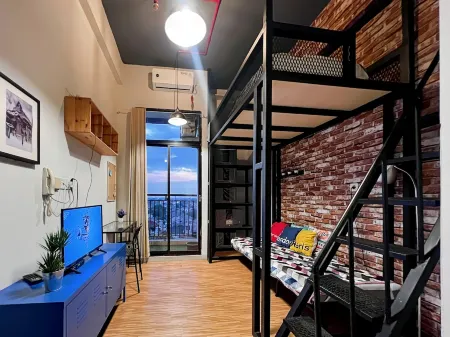 Stylish Studio Dave Apt Depok w/ Pool by 2ndHome Отели в г. Beji