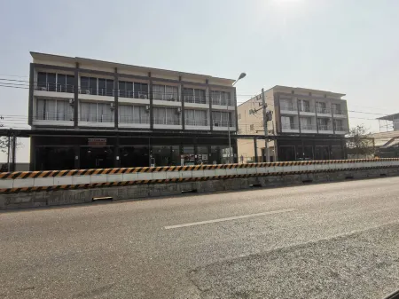 DreamStay Отели рядом с достопримечательностью «Wat Lan Tak Fa»