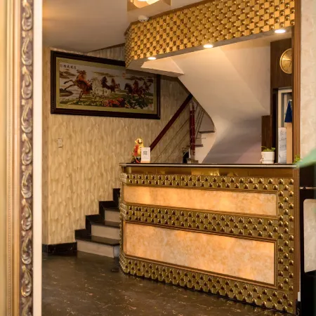 Chien Cong Hotel Отели рядом с достопримечательностью «Бухта Халонг»