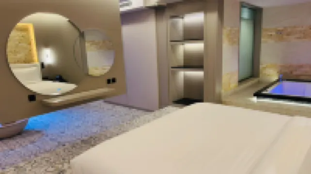 โรงแรม ลักชัวรี ไนท์ อัล ยาสมิน