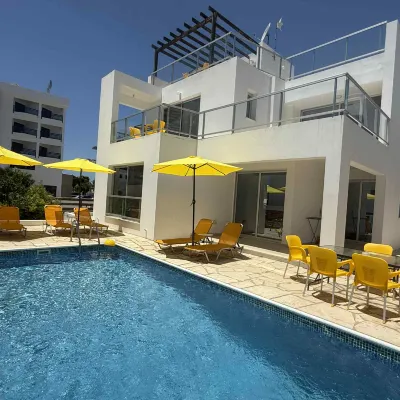 Villa Mulberry Retreat 0,5Km From Everything Hotels near Kleo's Cocktail Bar & Night Club