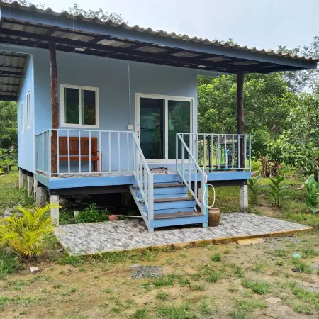 Baan Tawan Homestay Koh Kood Отели рядом с достопримечательностью «Huang Nam Keaw Waterfall»