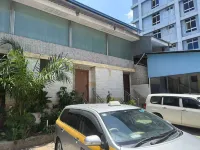 Two Two Five Hotel - parking