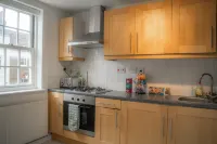 Modern Tower Bridge 3BR House Hotels in 