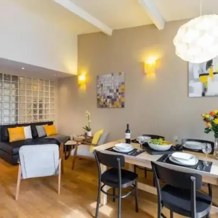 Historic Villefranche Penthouse, Steps to Beach Отели рядом с достопримечательностью «Soneva»