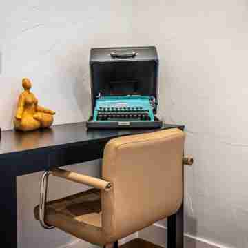 Stylish 2-Bedroom walking distance to Downtown Others