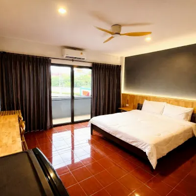 Henry's House Отели рядом с достопримечательностью «Школа Darasamuth Phuket»