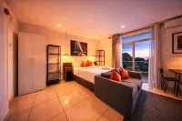 Embassy Gardens Studio with Pool & Gym - pet friendly