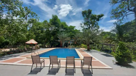 Rung Rueng Resort Отели в г. Chonnabot