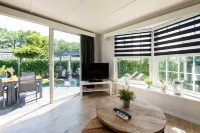 Stylish & Tranquil Garden Retreat ~ Lounges ~ Pkg! Hotels in Oisterwijk