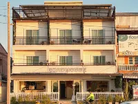 Roadhouse Hotels near Wat Pho Chai Phra Aram Luang