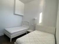 Modern. Bright. Brand New central North York home โรงแรมในโตรอนโต