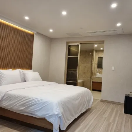 MOMENTS HOTEL