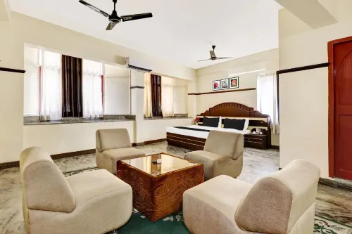 Hotel Rvees Regency - parcheggio