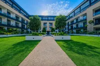 Embassy Gardens Studio with Pool & Gym - pet friendly