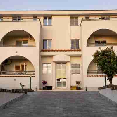 Floral Apartment Hotel Exterior