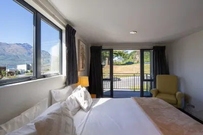 Prime Location | 3 bedroom home | Unlimited WIFI Hotels in 