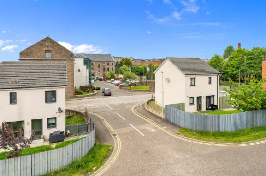 The Townhouse - 4 Rooms Large Beds with TV's, Poker Table, Fully Equipped, Easy Ring-Road Access
