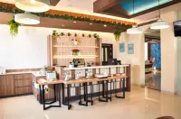 Hexton Hotel Lampung - Parkplatz