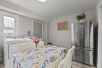 Private Room Downtown Toronto Queen Street Oasis - New