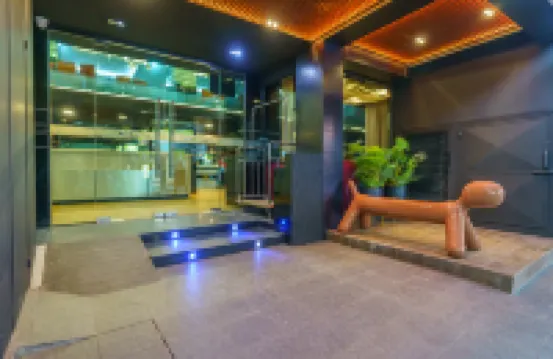 Deco Lux Hotel Hotels near Ratchaprarop Station