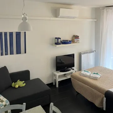 Sciacchetrà Apartment with AC & Patio Отели рядом с достопримечательностью «Пляж Феджина»