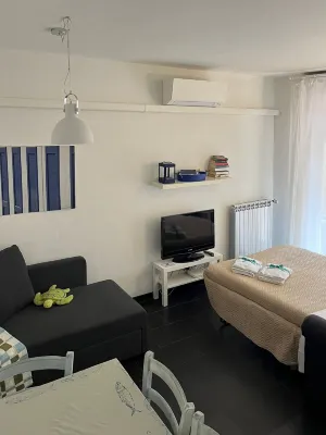 Sciacchetrà Ground Floor Apartment with AC