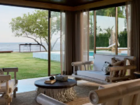 Mola-Mola Beachfront Villa by Yudee Assets โรงแรมในอำเภอ ท่ายาง