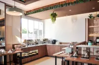 Hexton Hotel Lampung - Parkplatz