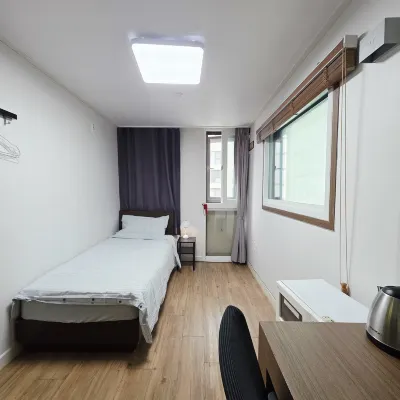 Ewha Red Cloud Box Hotels near Luxury Noraebang