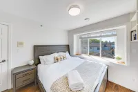 Light‑filled Contemporary 4BR Home | Free Parking - 2 звезды