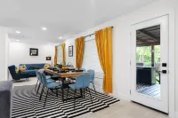 Modern 4BR Home + Jacuzzi 10 minutes from downtown