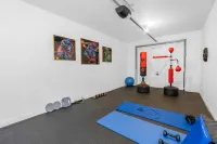 Friary Townhouse -5 Double Bedrooms, 4 Bathrooms, GYM, GAMES, GARDEN - نادي رياضي