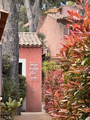 Hotel Spa Cassis – Heated Pool & Parking - parking