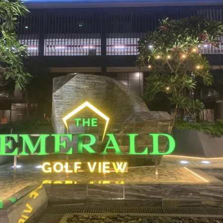 Tayastay - 1 bedroom apt at The Emerald Golf View - Pool, Gym, Near Aeon Mall and VSIP Отели рядом с достопримечательностью «Комплекс туннелей Кучи»