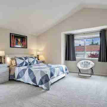 Luxury Modern Home Near Green Lake, Seattle Rooms