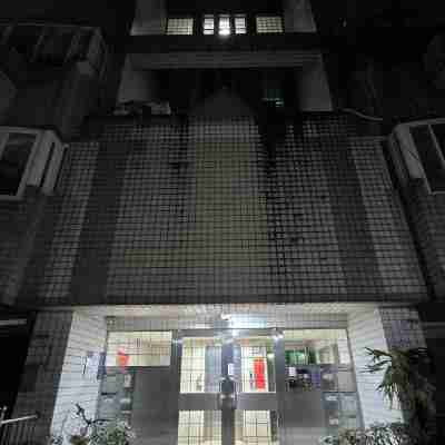 Newly Renovated 3BR 2BA Opposite Taipei 101 - 1 Min to MRT - Elevator - Luxe Hotel Exterior